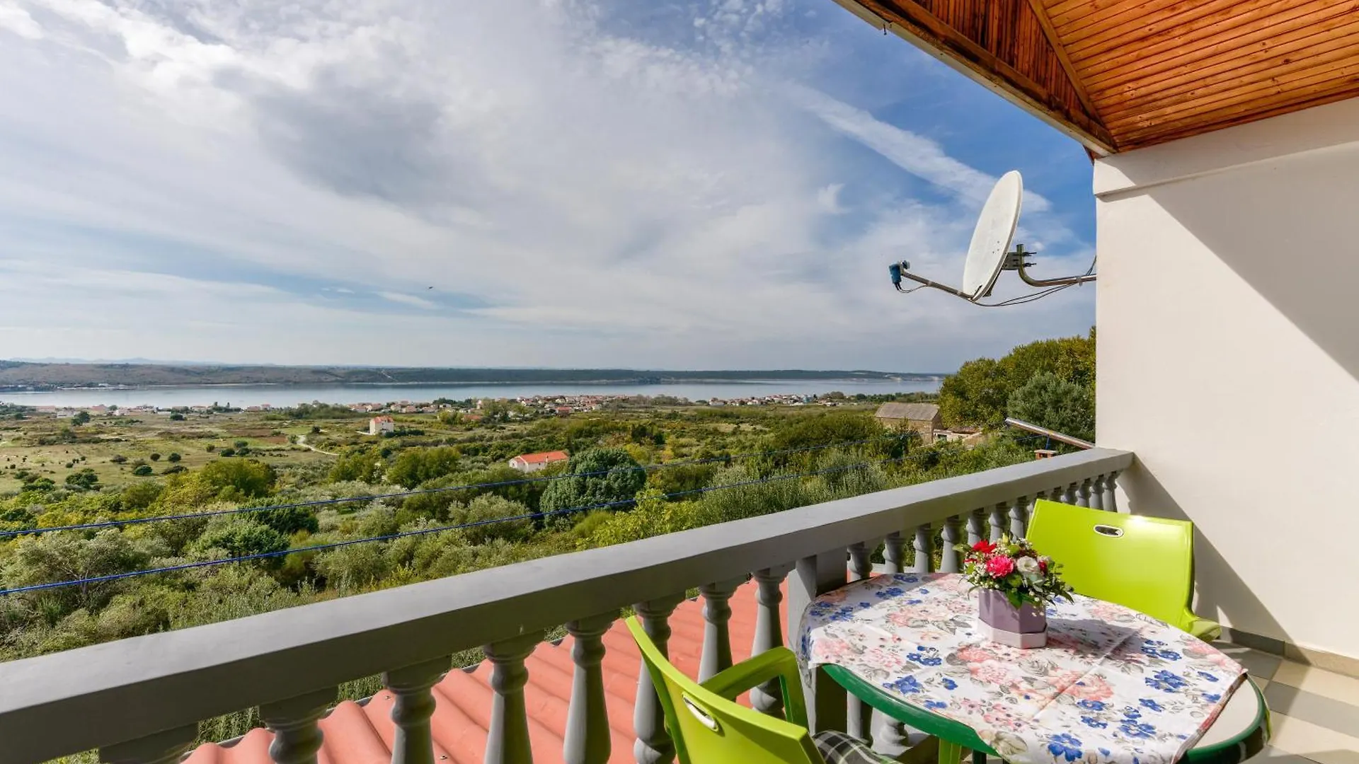 Apartment Wohnung Fuer 22 Personen Mit Pool Razanac