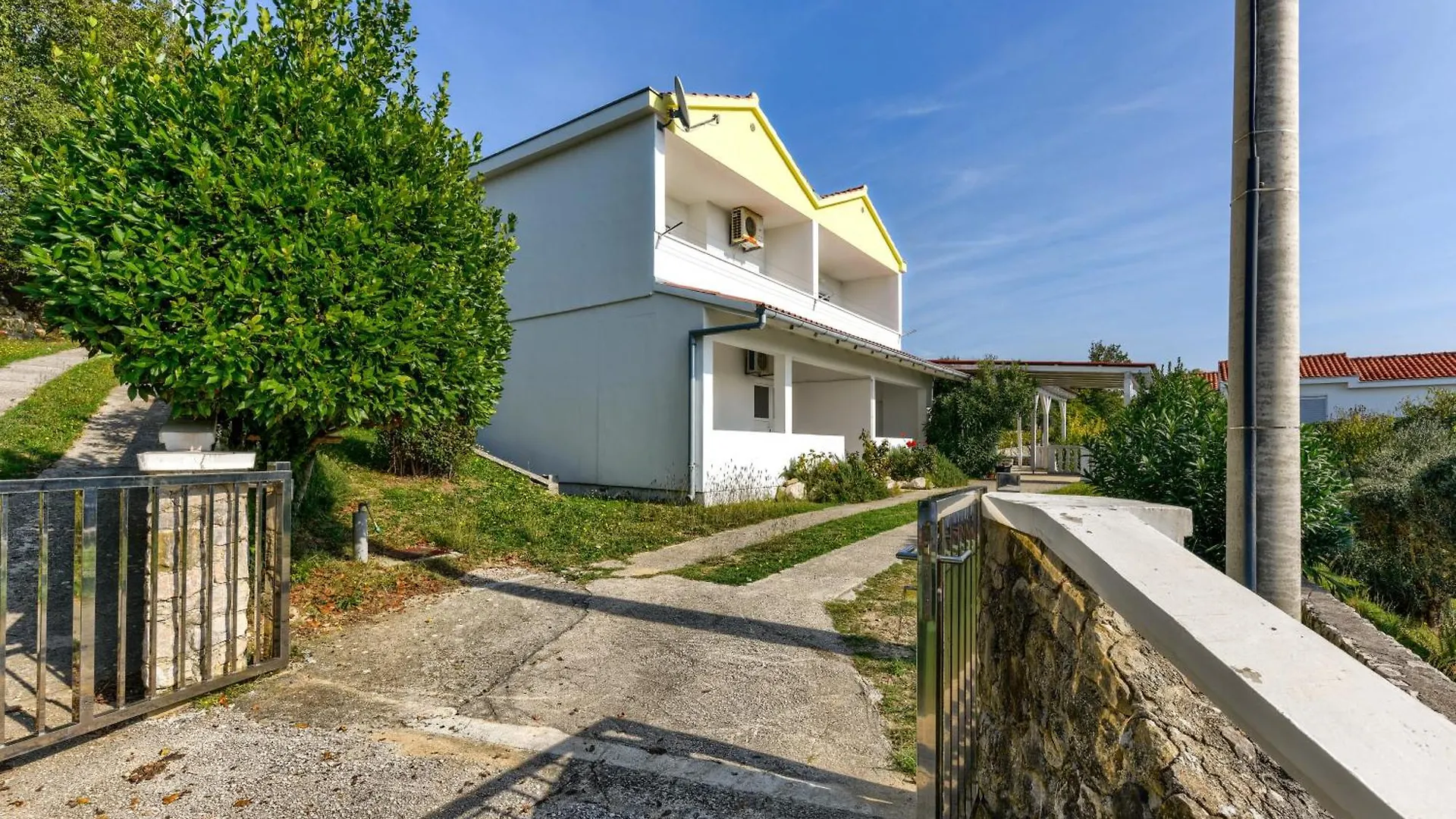 Apartment Wohnung Fuer 22 Personen Mit Pool Razanac Croatia